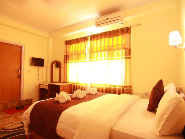 Hotel Himalayan Inn : photo 8 de la chambre chambre double avec salle de bains privative