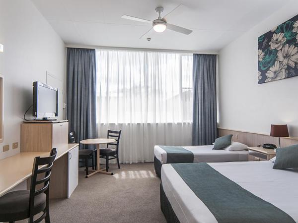 Comfort Inn Regal Park : photo 3 de la chambre superior triple room with 1 king and 1 single bed