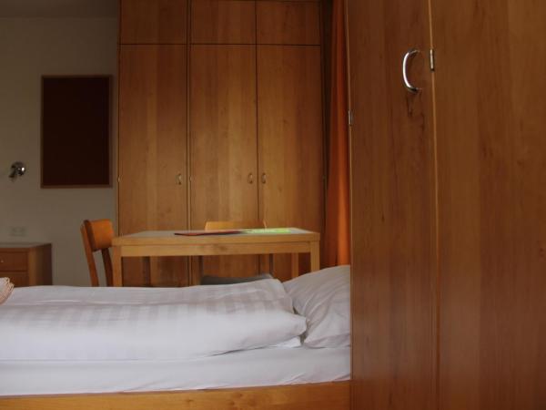 Institut St.Sebastian : photo 7 de la chambre chambre triple avec salle de bains privative