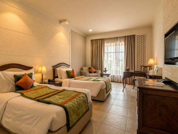 Howard Plaza The Fern, Agra : photo 5 de la chambre winter green room