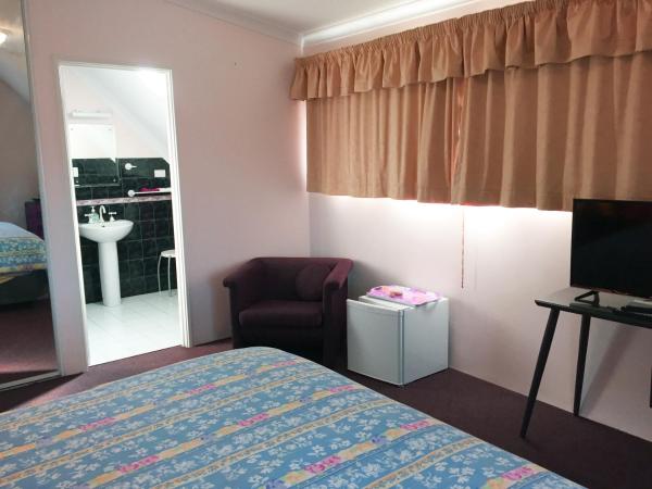 Aarn House B&B Airport Accommodation : photo 1 de la chambre chambre lit king-size avec salle de bains privative