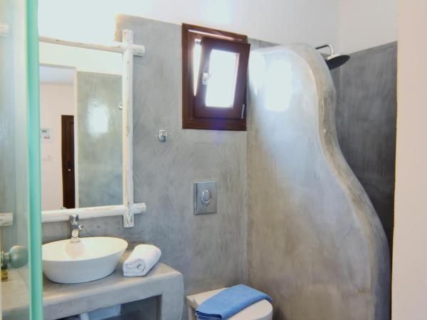 Ifestos Villa : photo 8 de la chambre chambre double avec accès piscine et patio