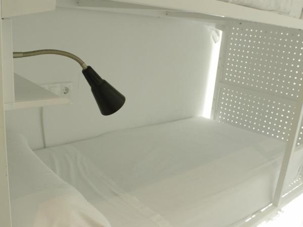 Feel Hostels Soho Malaga : photo 1 de la chambre lit en dortoir de 6 lits avec balcon