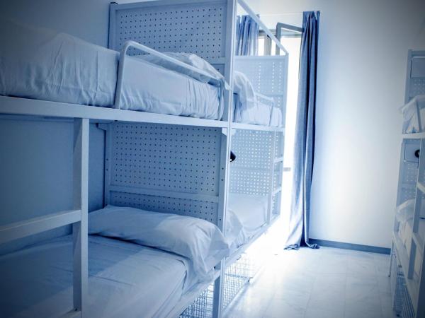 Feel Hostels Soho Malaga : photo 4 de la chambre lit dans dortoir mixte de 6 lits avec salle de bains privative