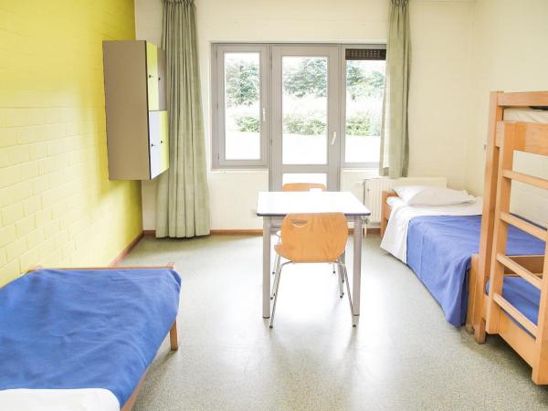 Hostel Europa : photo 1 de la chambre chambre quadruple avec salle de bains privative