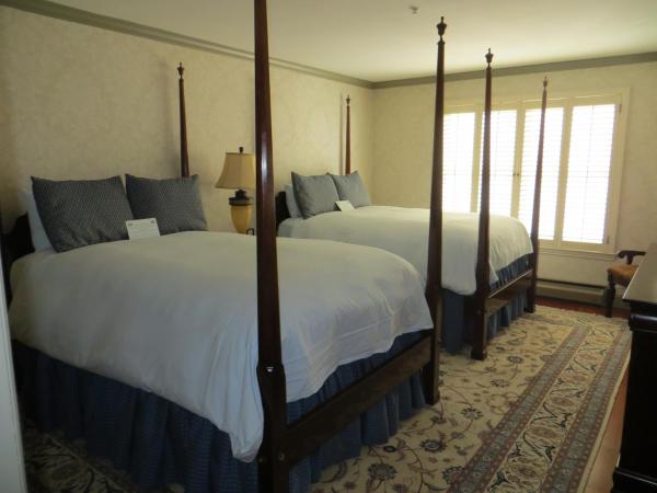 Cow Hollow Inn and Suites : photo 3 de la chambre suite 2 chambres avec 2 lits doubles et 1 lit queen-size