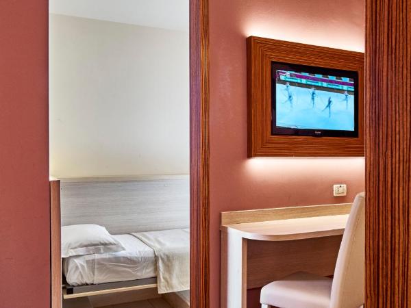 Palace Hotel Regina : photo 3 de la chambre chambre familiale (2 adultes + 1 enfant)