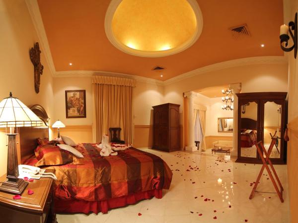 Hotel Boutique La Mision De Fray Diego : photo 5 de la chambre suite principale avec 1 lit king-size et baignoire spa - vue sur jardin