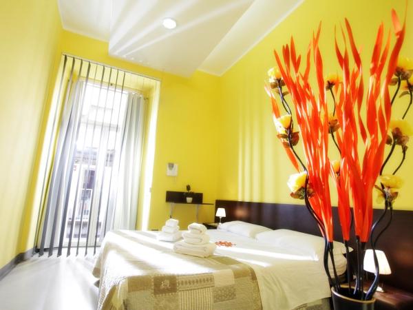 B&B Chiaia Relax : photo 1 de la chambre chambre familiale avec balcon