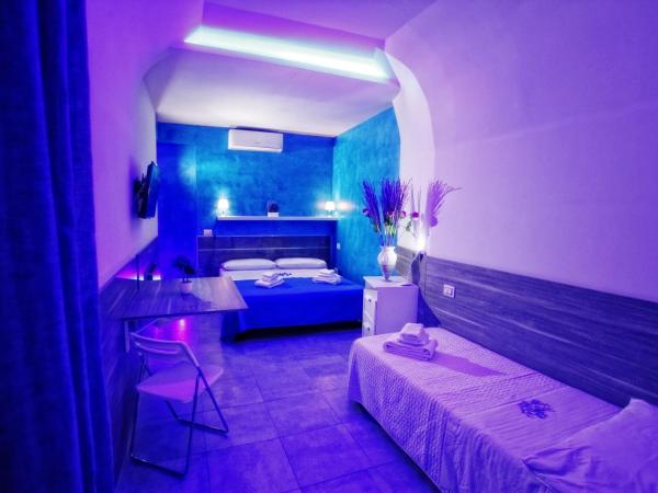 B&B Chiaia Relax : photo 6 de la chambre chambre triple confort