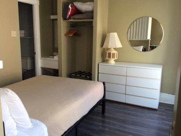 Auberge St-Louis : photo 7 de la chambre chambre lit queen-size avec canapé-lit et salle de bains privative