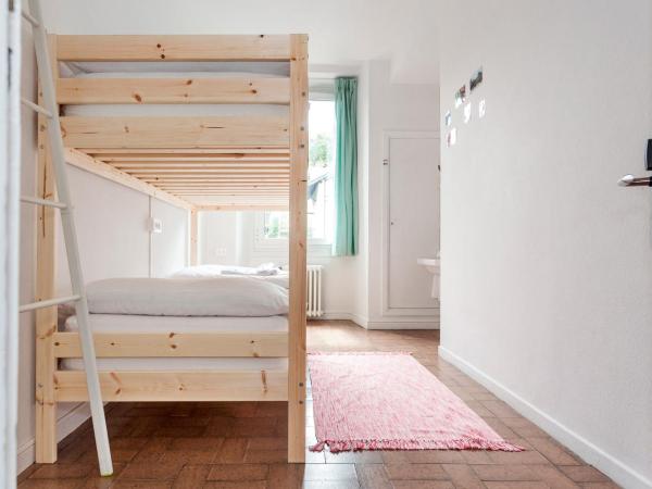 A Room In The City Hostel : photo 7 de la chambre chambre lits jumeaux (lits superposés) avec salle de bains commune