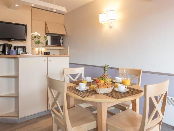 Résidence Pierre & Vacances La Promenade des Bains : photo 2 de la chambre studio avec alcôve (4 adultes)