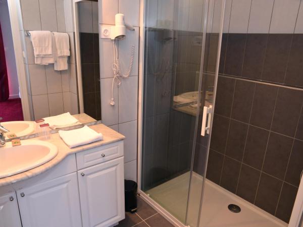 Hôtel Le Square : photo 9 de la chambre chambre familiale (2 adultes + 1 enfant)