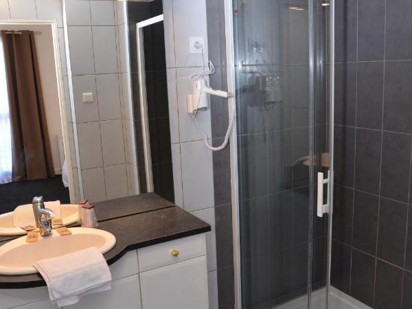 Hôtel Le Square : photo 5 de la chambre chambre familiale (2 adultes + 1 enfant)