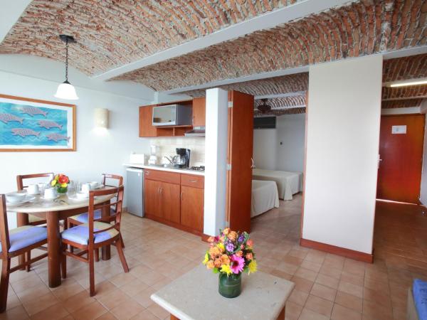 Las Flores Beach Resort : photo 2 de la chambre suite with kitchenette - sea view
