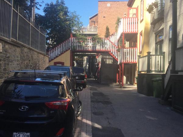 Gite (B&B) du Vieux-Port : photo 1 de la chambre chambre lit king-size avec salle de bains commune avec une autre chambre