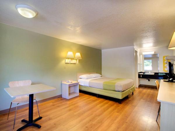 Rodeway Inn : photo 2 de la chambre chambre lit queen-size - non-fumeurs