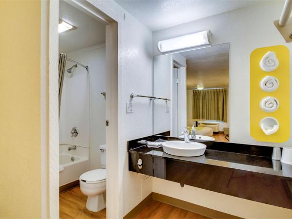 Rodeway Inn : photo 10 de la chambre chambre double avec 2 lits doubles - non-fumeurs