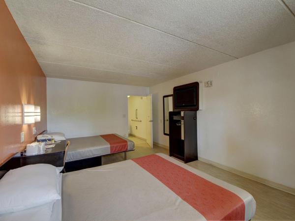 Motel 6-San Antonio, TX - Downtown - Market Square : photo 2 de la chambre chambre avec 2 lits queen-size - accessible aux personnes à mobilité réduite