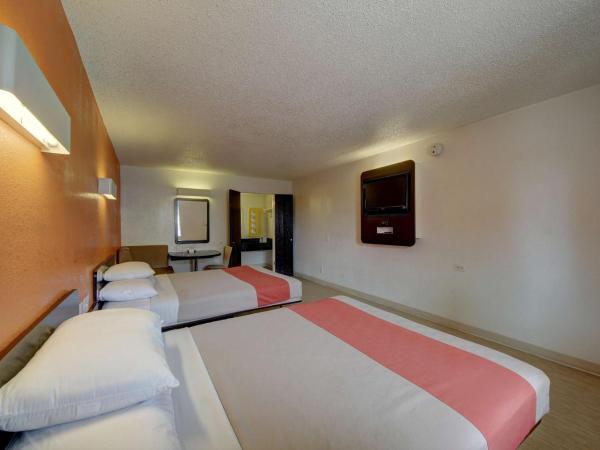 Motel 6-San Antonio, TX - Downtown - Market Square : photo 5 de la chambre chambre avec 2 lits queen-size - accessible aux personnes à mobilité réduite