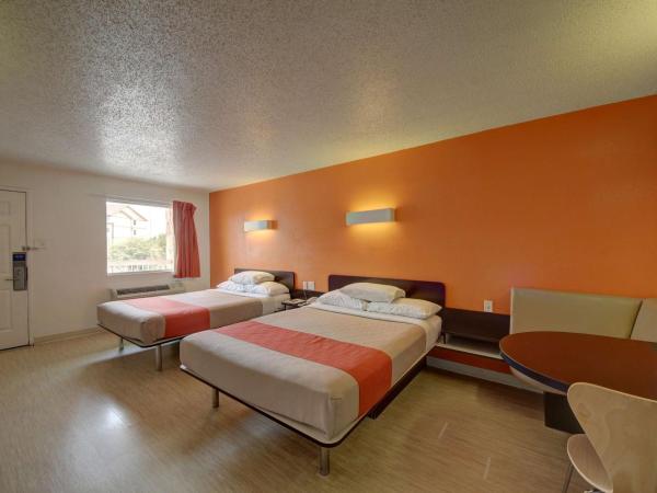 Motel 6-San Antonio, TX - Downtown - Market Square : photo 6 de la chambre chambre avec 2 lits queen-size - accessible aux personnes à mobilité réduite