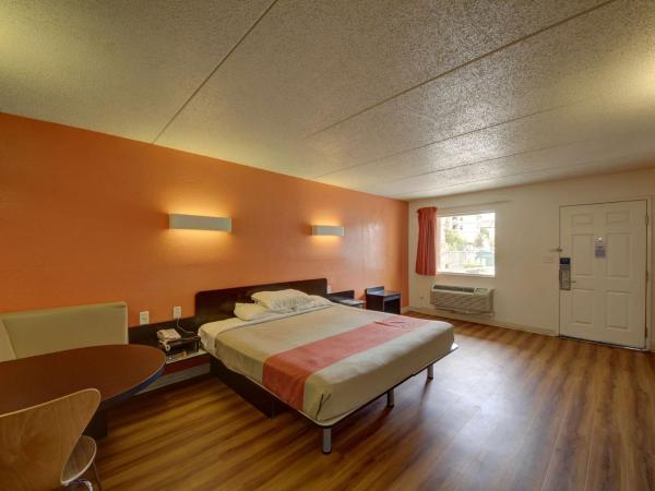 Motel 6-San Antonio, TX - Downtown - Market Square : photo 2 de la chambre chambre lit king-size