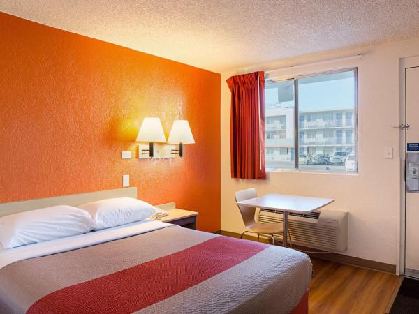 Motel 6- Denver, CO Downtown : photo 10 de la chambre chambre lit queen-size