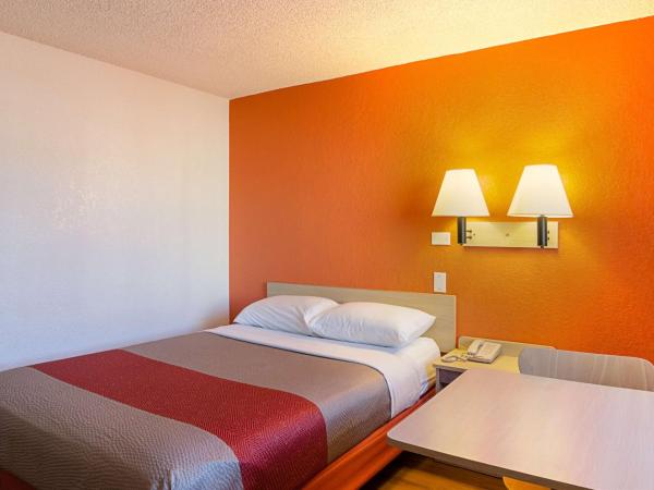 Motel 6- Denver, CO Downtown : photo 7 de la chambre chambre lit queen-size