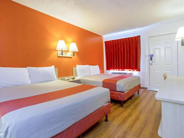 Motel 6-Phoenix, AZ - Airport - 24th Street : photo 1 de la chambre chambre avec 2 lits queen-size - accessible aux personnes à mobilité réduite