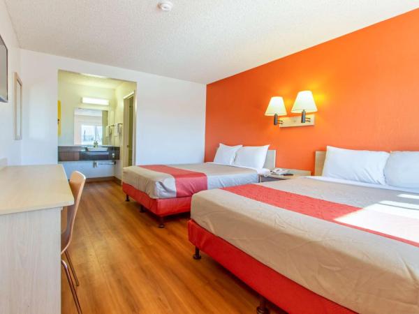 Motel 6-Phoenix, AZ - Airport - 24th Street : photo 2 de la chambre chambre avec 2 lits queen-size - accessible aux personnes à mobilité réduite