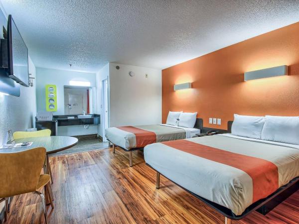 Motel 6-Columbus, OH - West : photo 1 de la chambre chambre quadruple - non-fumeurs