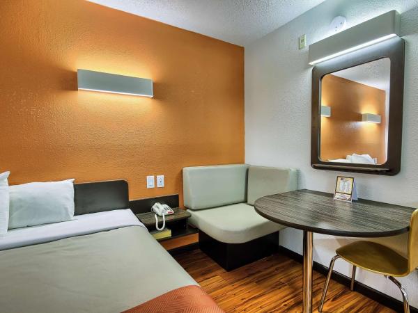 Motel 6-Columbus, OH - West : photo 2 de la chambre chambre lit king-size - non-fumeurs