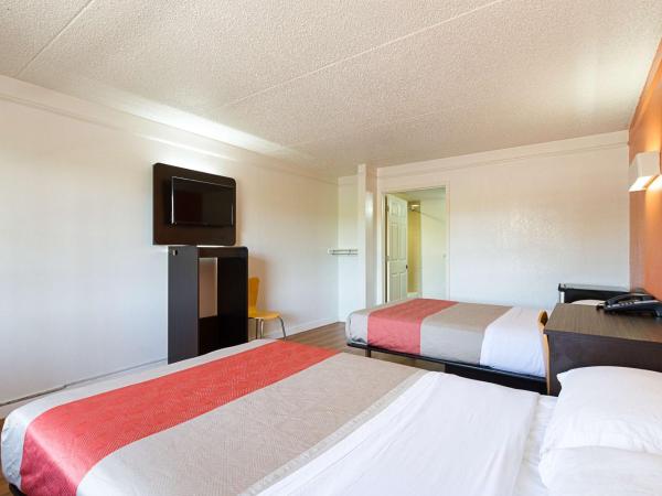 Motel 6-Dallas, TX - Market Center : photo 1 de la chambre chambre quadruple - non-fumeurs