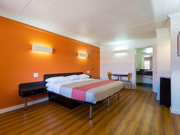 Motel 6-Dallas, TX - Market Center : photo 1 de la chambre chambre lit king-size - non-fumeurs