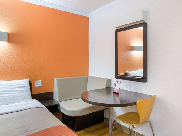 Motel 6-Tampa, FL - Fairgrounds : photo 1 de la chambre chambre lit king-size deluxe - non-fumeurs