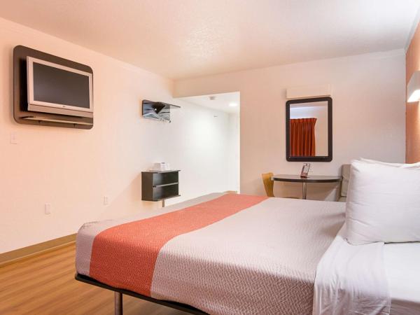 Motel 6-Tampa, FL - Fairgrounds : photo 6 de la chambre chambre lit king-size deluxe - non-fumeurs