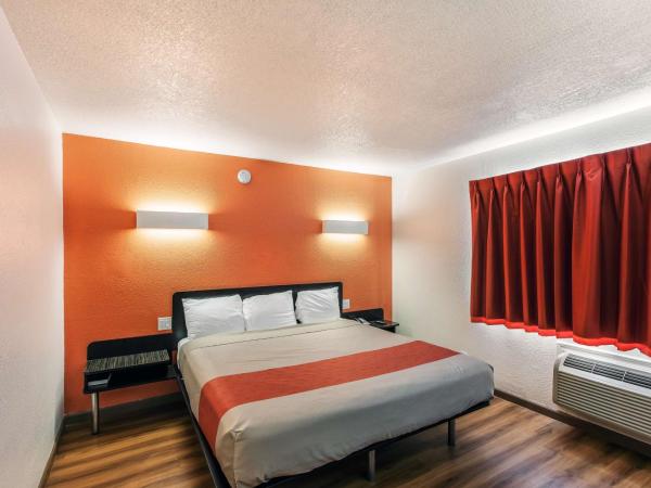 Motel 6-Dallas, TX - South : photo 3 de la chambre chambre lit king-size - non-fumeurs