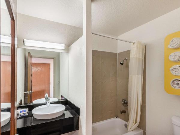 Motel 6-Dallas, TX - South : photo 10 de la chambre chambre lit king-size - fumeurs