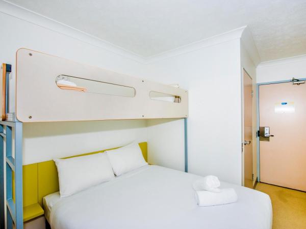 ibis Budget Brisbane Airport : photo 4 de la chambre chambre lit queen-size standard avec lits superposés simples