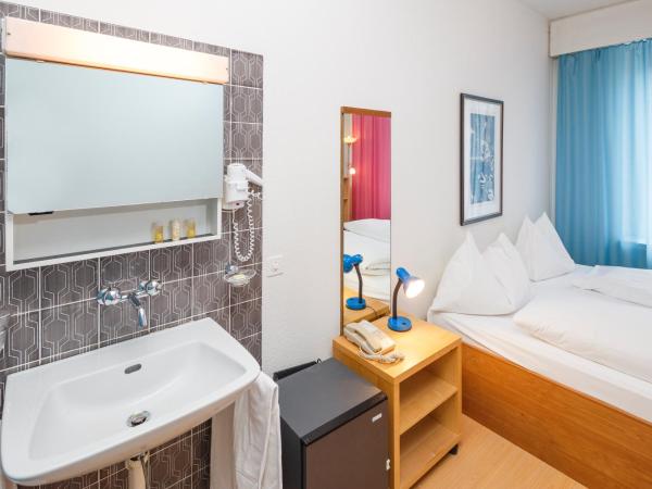 Residence zum Löwen : photo 5 de la chambre chambre double avec salle de bains commune
