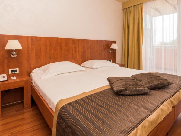 Hotel Umag Plava Laguna : photo 6 de la chambre suite avec balcon - côté parc