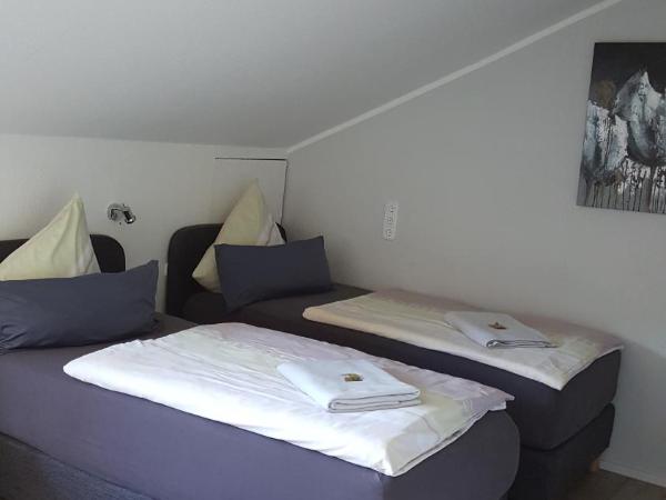 Oberkasseler Hof Bonn : photo 5 de la chambre chambre triple avec salle de bains privative