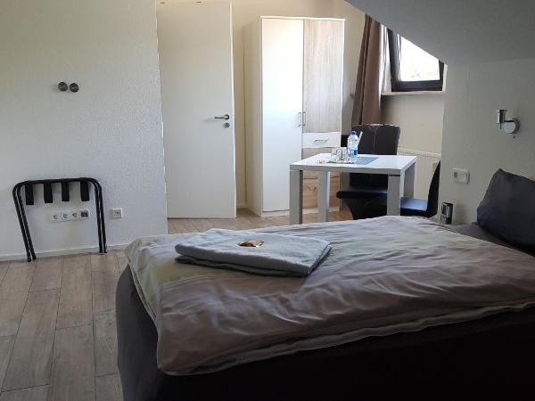 Oberkasseler Hof Bonn : photo 6 de la chambre chambre triple avec salle de bains privative