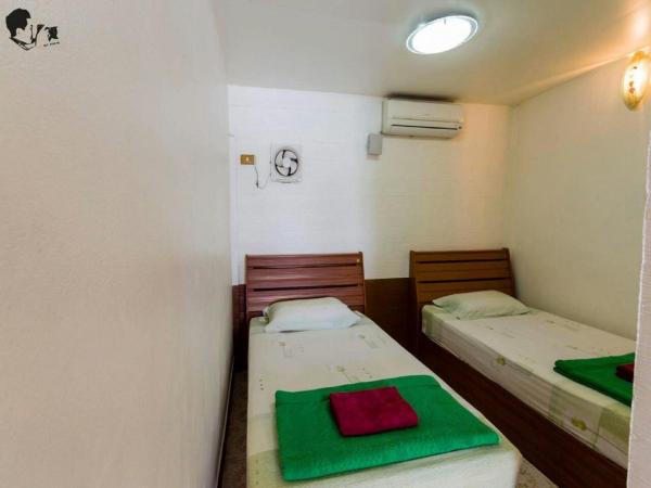 VN Guesthouse : photo 2 de la chambre chambre lits jumeaux en bord de rivière avec climatisation