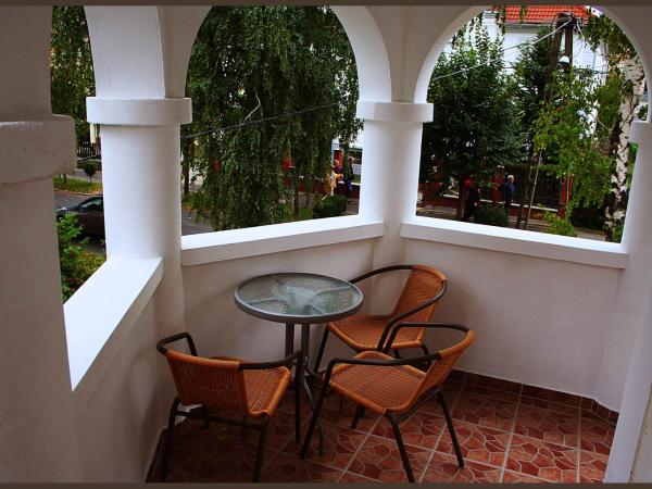 White & Quiet Apartment House : photo 6 de la chambre chambre quadruple avec terrasse