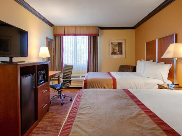 Best Western Ft Lauderdale I-95 Inn : photo 4 de la chambre suite 1 chambre avec 2 lits queen-size et canapé-lit - non-fumeurs