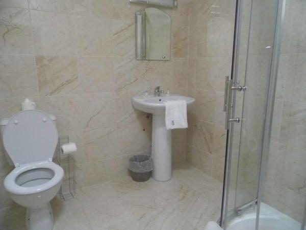 The Waterfront Townhouse Accommodation : photo 8 de la chambre chambre double avec terrasse