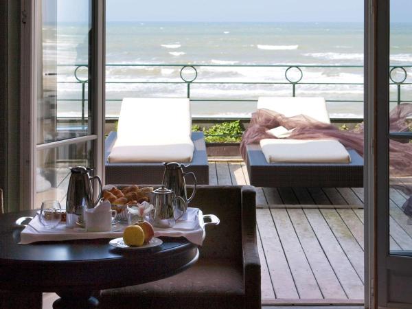 Le Grand Hotel de Cabourg - MGallery Hotel Collection : photo 10 de la chambre chambre double deluxe avec terrasse - vue sur mer