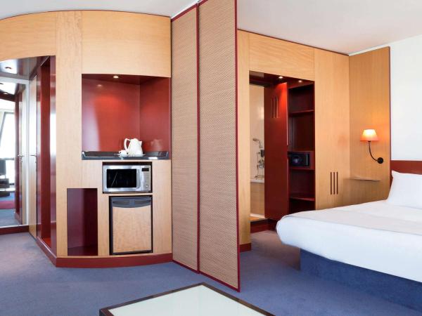 Novotel Suites Marseille Centre Euromed : photo 7 de la chambre suite supérieure avec lit double et 2 lits simples